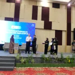 Membangun Sinergi Gizi Global. Momen penyerahan penghargaan kepada salah satu pembicara ahli dalam ajang The 3rd International Conference on Nutrition and Public Health (ICNPH 3) sebagai simbol kolaborasi lintas sektor dalam merumuskan solusi berbasis bukti bagi kesehatan dunia pada 8 April 2026 di Makassar. (Foto: Dokumen Pribadi).